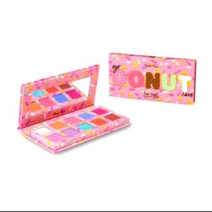 EYE DONUT CARE eyeshadow palette by Violet Voss